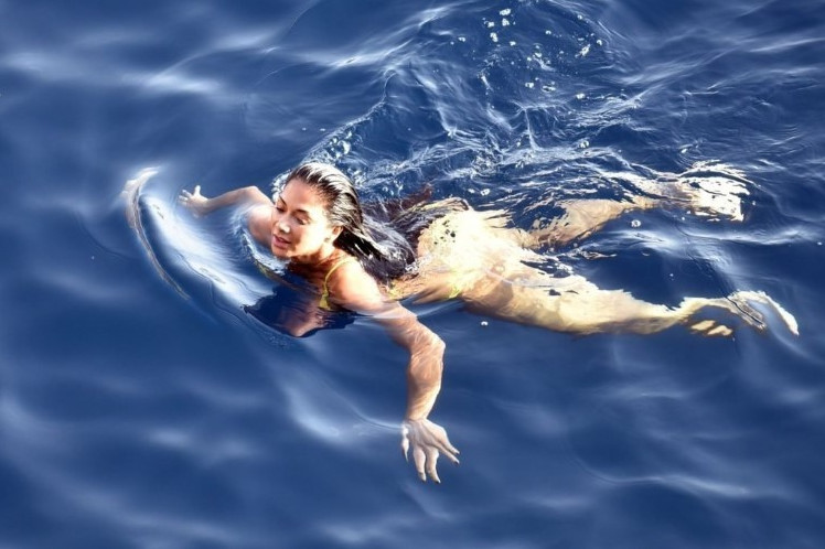Nicole Scherzinger Swimming In Sexy Bikini  nude photo