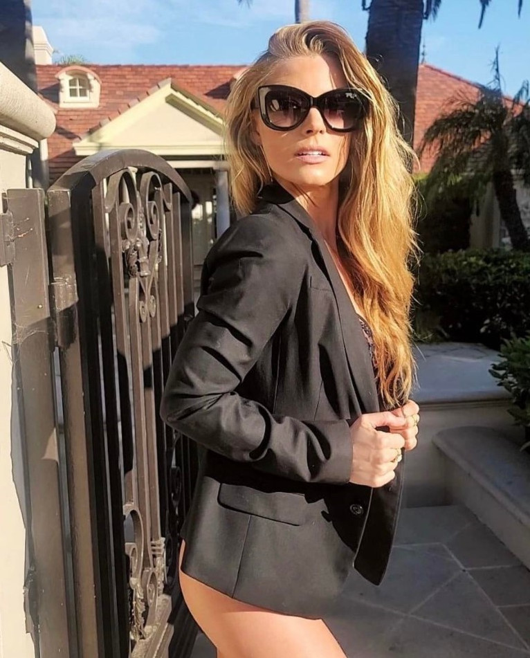 Nikki Leigh  nude photo