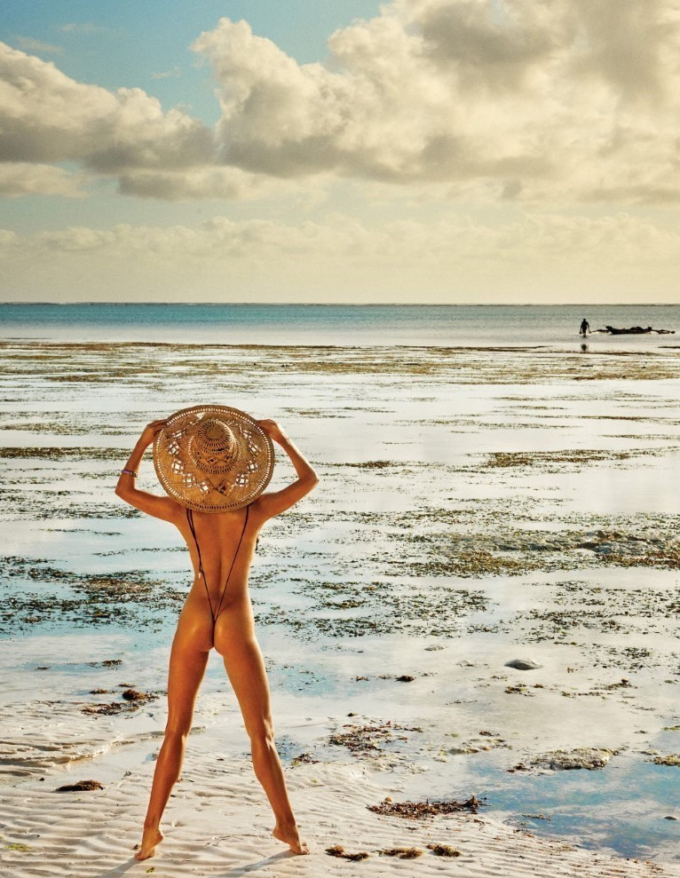 Nina Agdal  nude photo