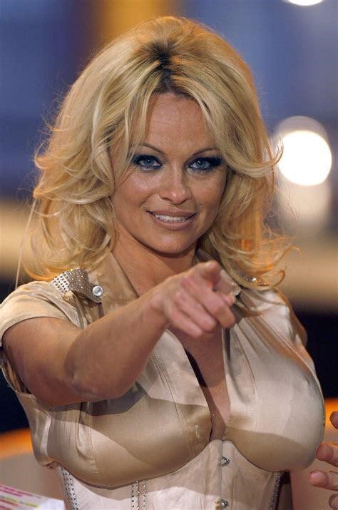 Pamela Anderson Pointing  nude photo