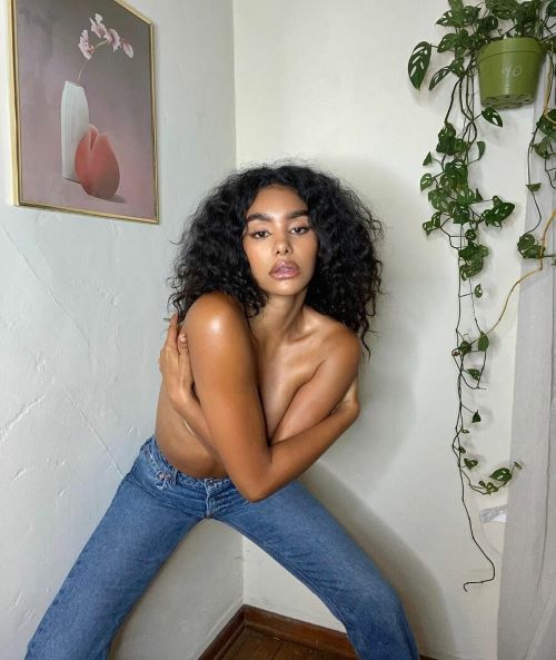 Pizzanisa Posing In Topless  nude photo
