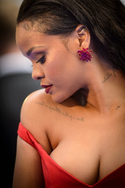 Rihanna Beautiful Profile  nude photo