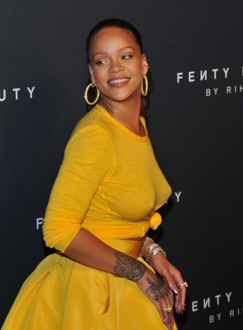 Rihanna Braless  nude photo