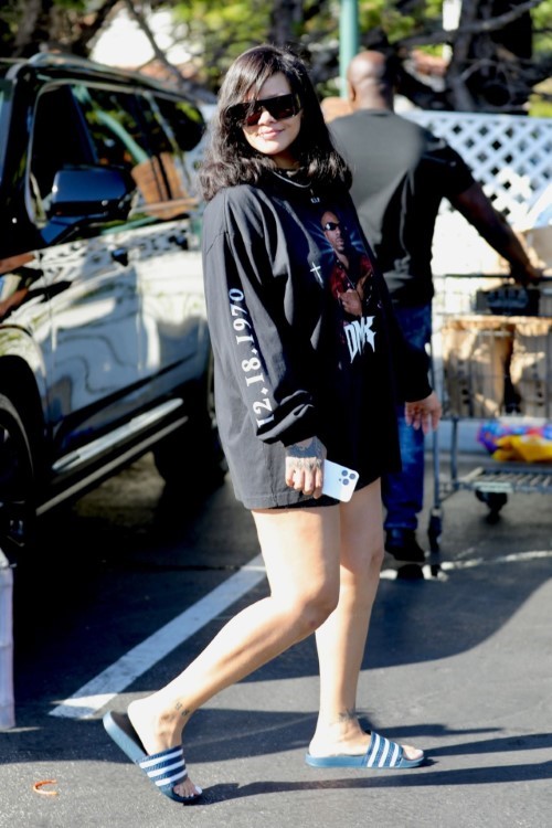 Rihanna Bristol Farms In West Hollywood 1  nude photo