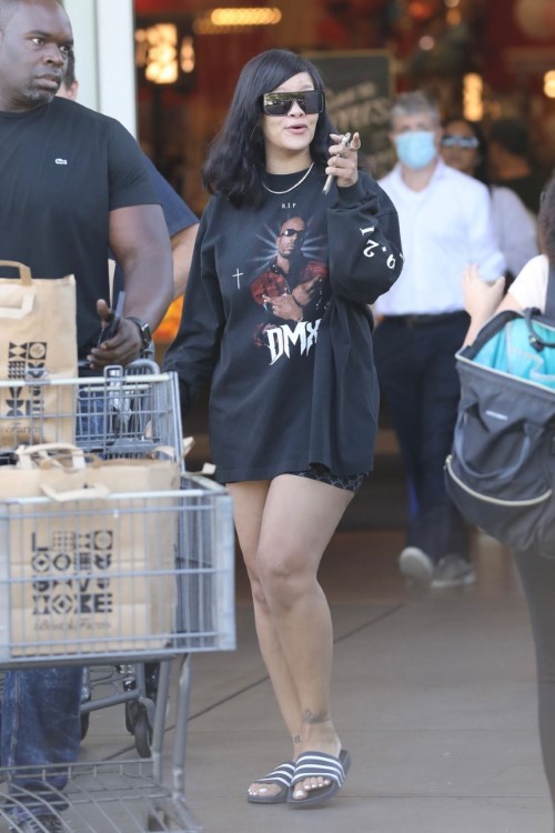 Rihanna Bristol Farms In West Hollywood 3  nude photo