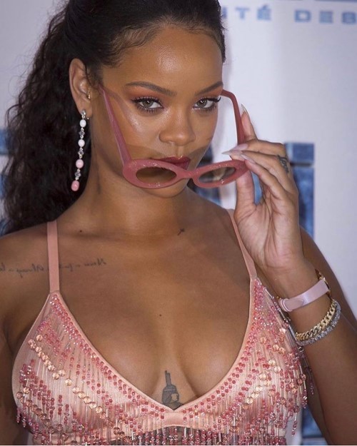 Rihanna Cleavage(2)  nude photo