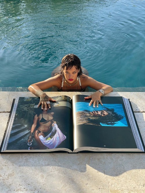 Rihanna Giant Book  nude photo