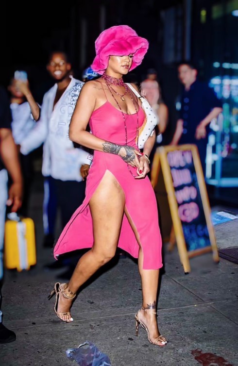 Rihanna Hot Pink  nude photo