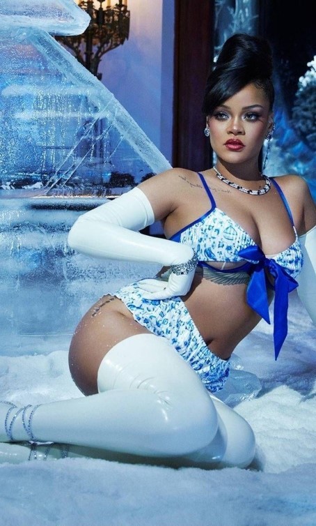 Rihanna İce 2  nude photo