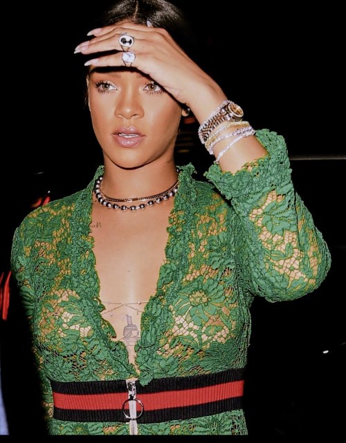 Rihanna Love This Green Top  nude photo