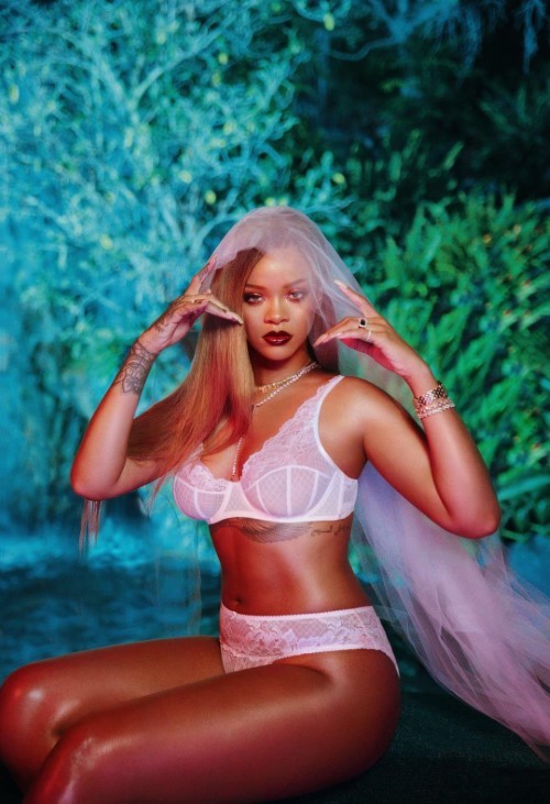 Rihanna Love Those Thick Thighs  nude photo
