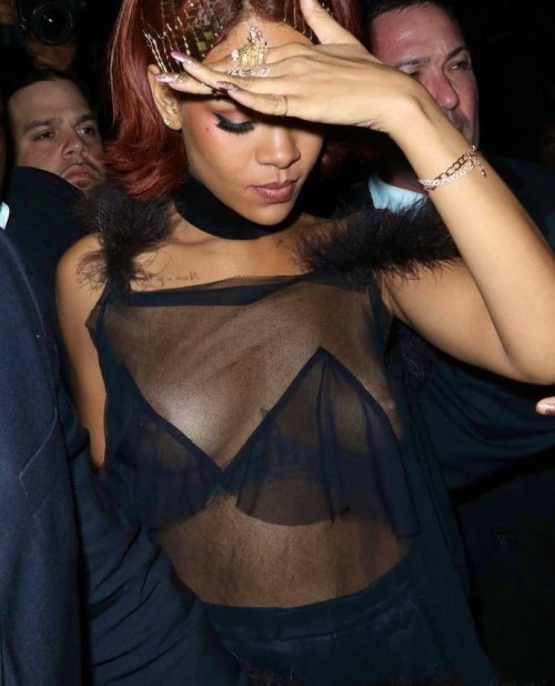 Rihanna Met Gala 2015  nude photo