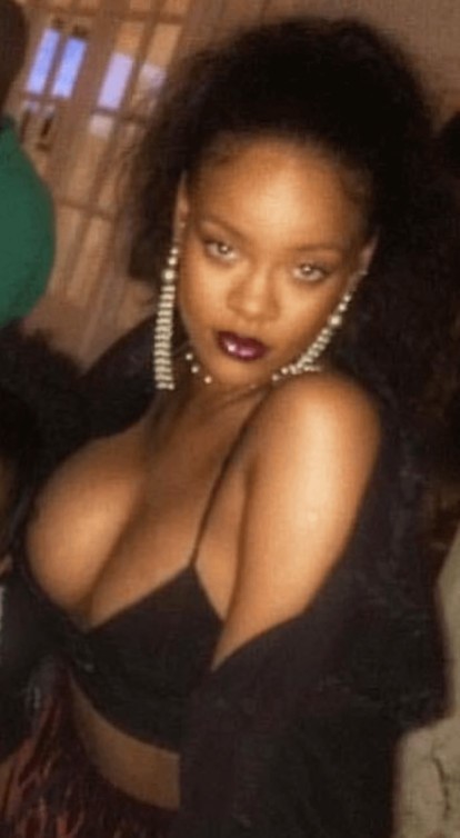Rihanna Queen 2  nude photo