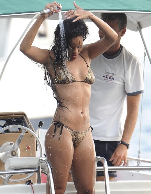 Rihanna Rinse Off  nude photo