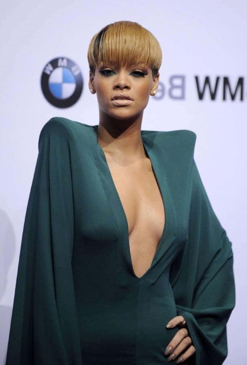 Rihanna Side Boob (2)  nude photo