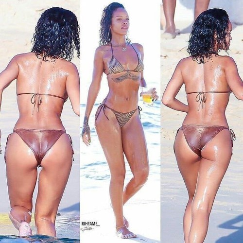 Rihanna Smokin  nude photo