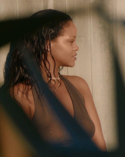 Rihanna Some Nipple Action From Rih  nude photo