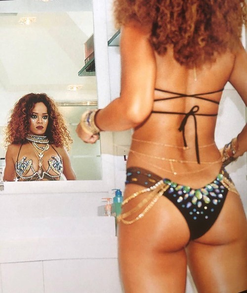 Rihanna Throwback(3)  nude photo