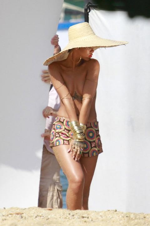 Rihanna Topless On Beach  nude photo
