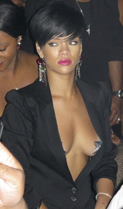 Rihanna Wardrobe Malfunction  nude photo