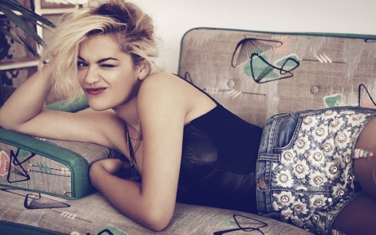 Rita Ora Singer Sofa Shorts Flowers Blonde Short Hair Girl  nude photo