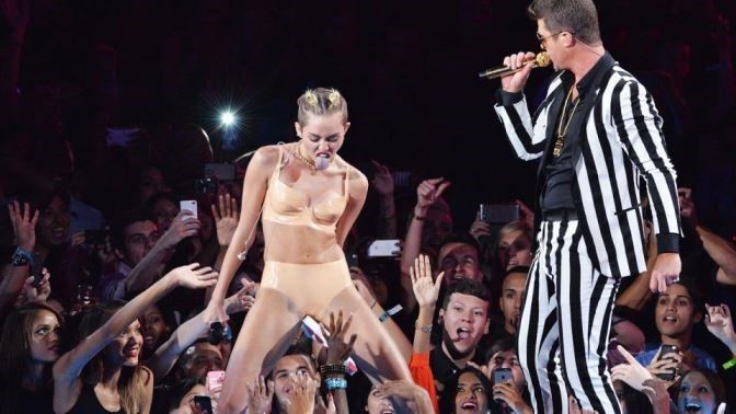 Robin Thicke And Miley Cyrus Vma  nude photo