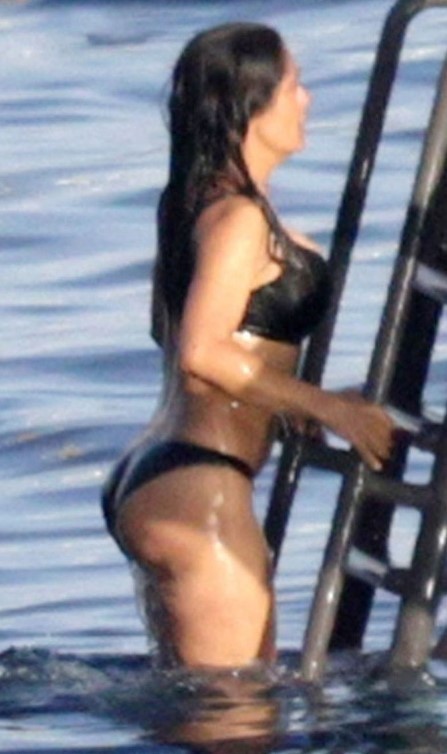 Salma Hayek Hot Booty In Sexy Bikini  nude photo