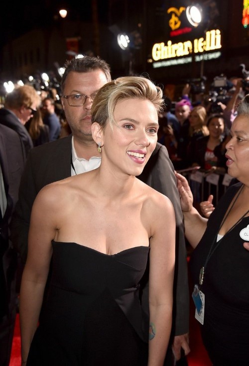 Scarlett Johansson Black Dress (2)  nude photo