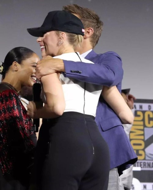 Scarlett Johansson Comic Con Stage  nude photo