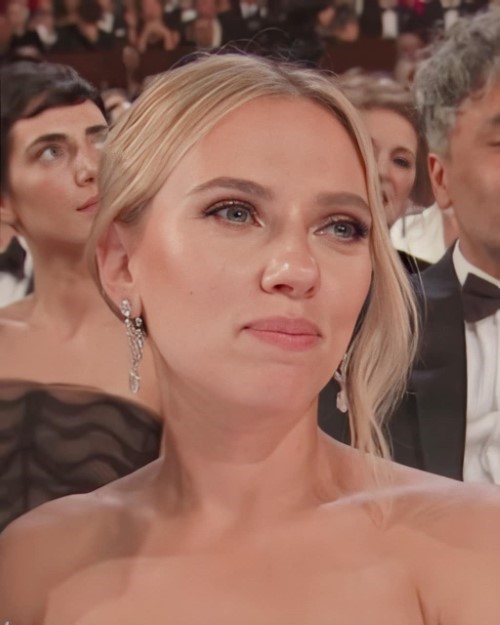 Scarlett Johansson No Boobs No Legs No Red Only Her Gaze So Beautiful  nude photo