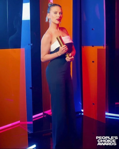 Scarlett Johansson The Way She Holds It  nude photo