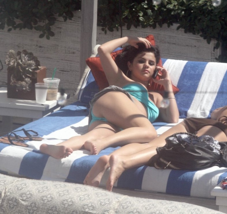 Selena Gomez Bikini Butt Leaks  nude photo