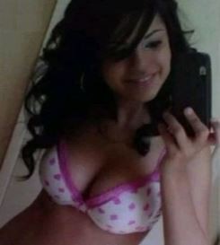 Selena Gomez Bra  nude photo