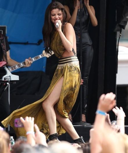 Selena Gomez Malfunction  nude photo