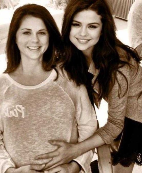 Selena Gomez Mom  nude photo