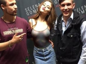 Selena Gomez Shows Her Fans Her Boobs At A Vip Meet And Greet  nude photo