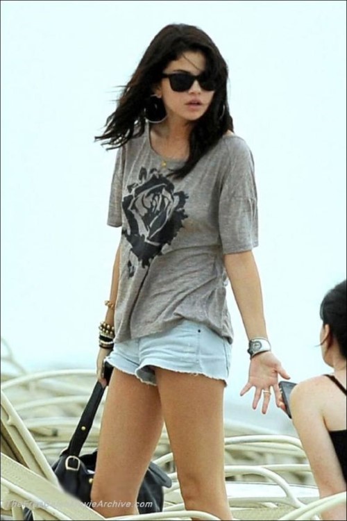 Selena Gomez Up Shorts  nude photo