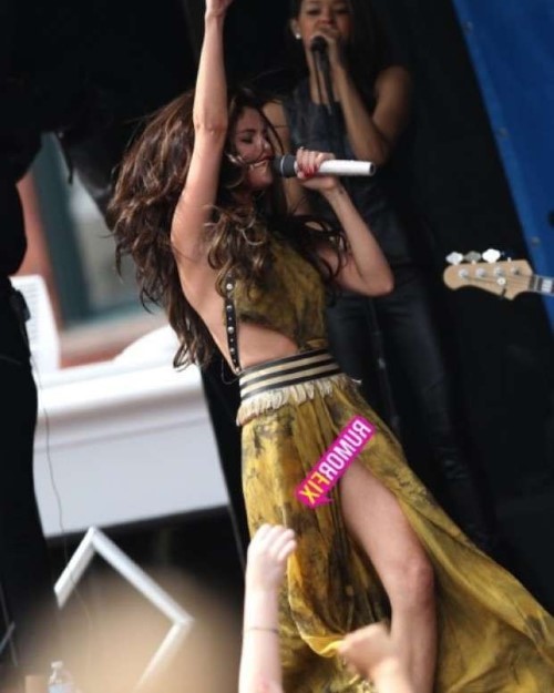 Selena Gomez Wardrobe Malfunction  nude photo