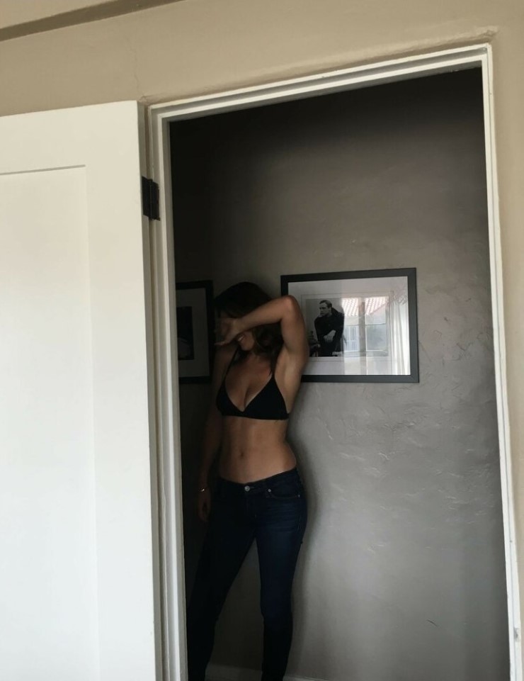 Serinda Swan Hot Actress In Sexy Bra  nude photo