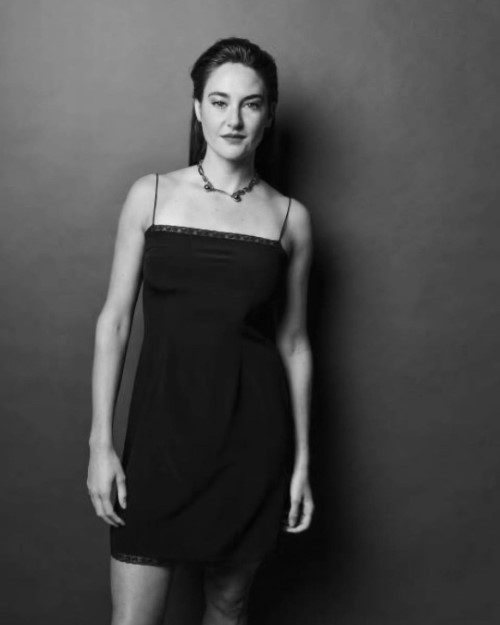 Shailene Woodley Black And White  nude photo
