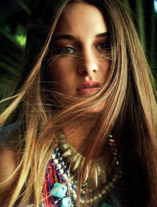 Shailene Woodley Breezy  nude photo