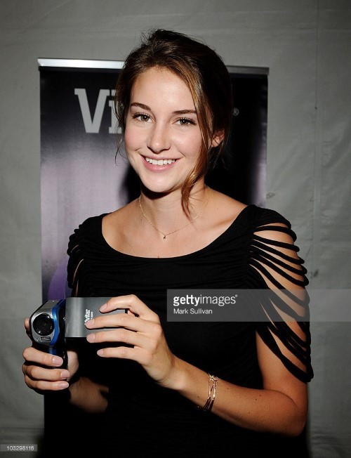 Shailene Woodley Camera  nude photo