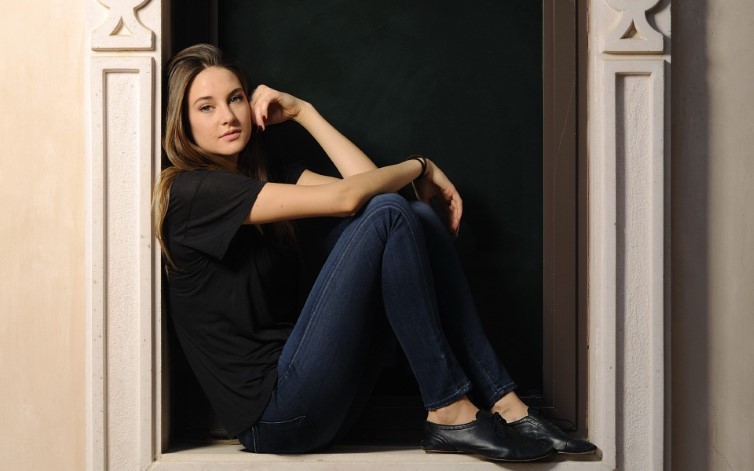 Shailene Woodley Doorway  nude photo