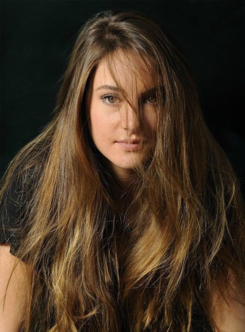 Shailene Woodley Messy Hair  nude photo