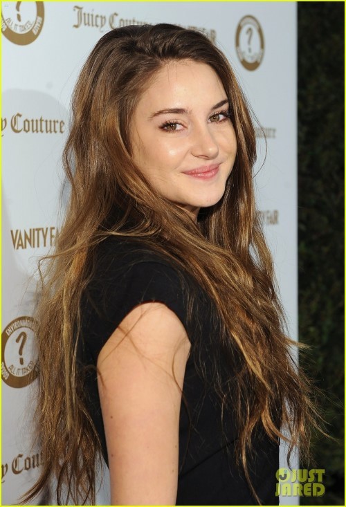 Shailene Woodley Over The Shoulder  nude photo