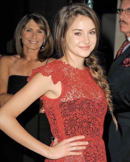 Shailene Woodley Red Dress  nude photo