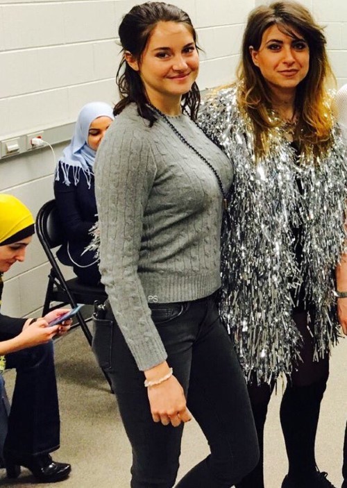 Shailene Woodley Sweater  nude photo