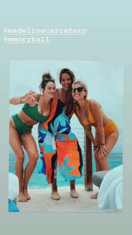 Shailene Woodley With Friends  nude photo