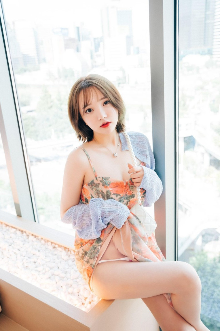 Son Ye Eun  nude photo