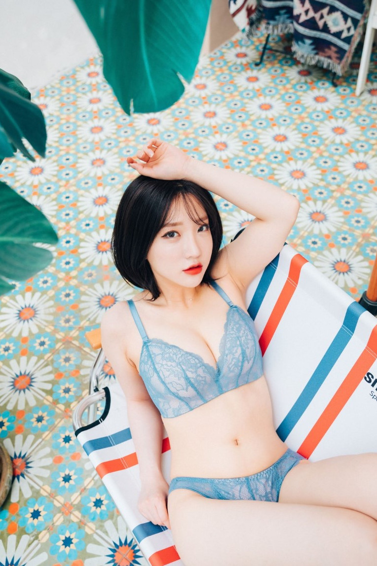 Son Ye Eun  nude photo